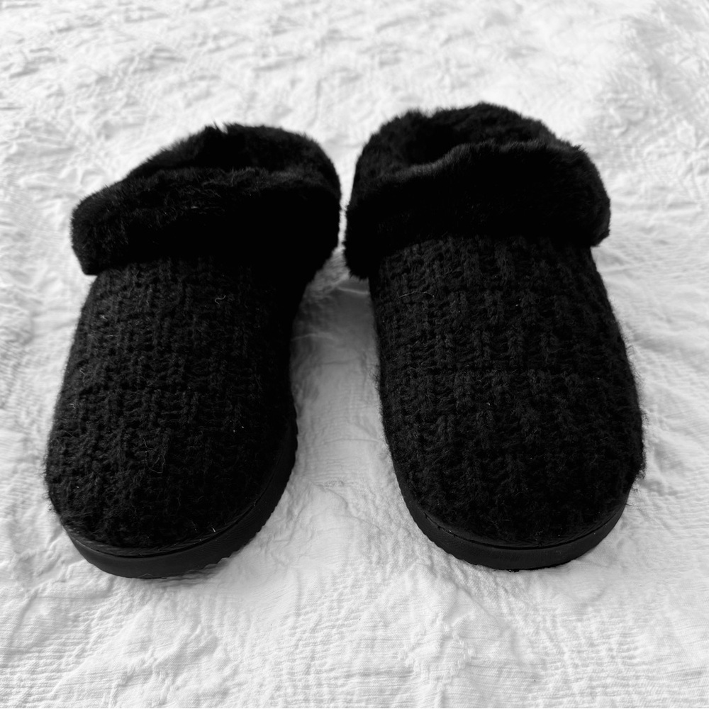 Cozy Black Dearfoams Knit Slippers